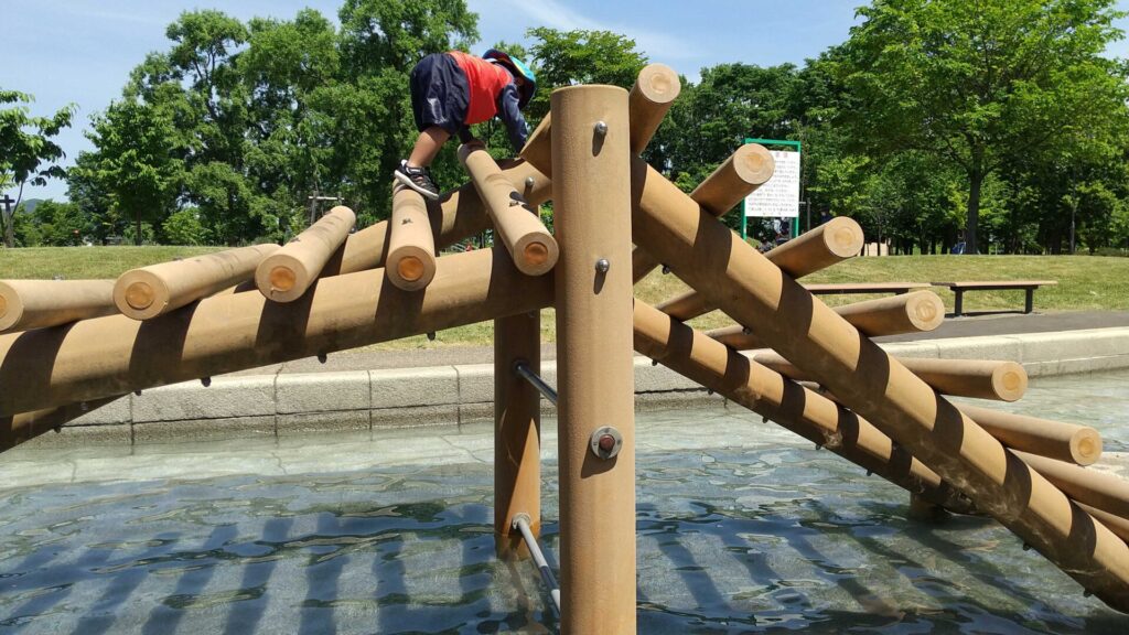 忠和公園水上トリムコース　アスレチック　丸太のはしごの遊具　