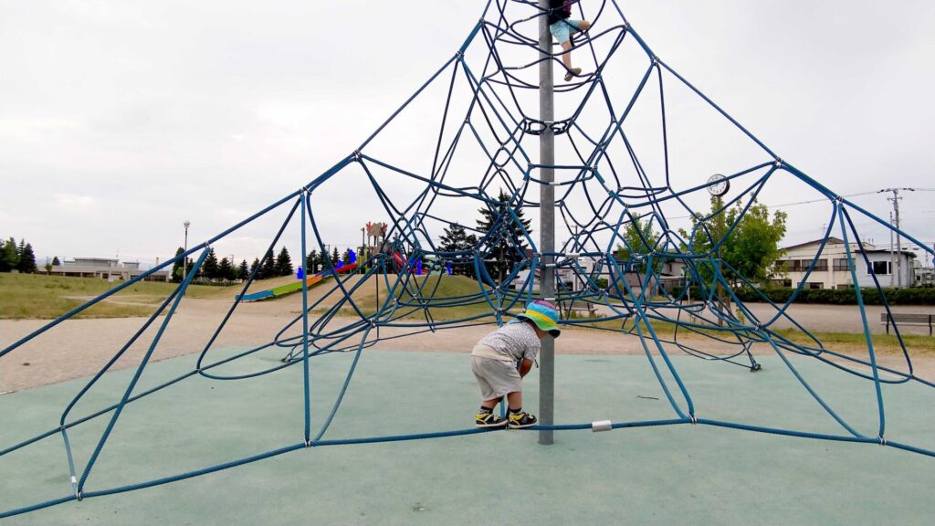 東光ふれあい公園　幼児が１人で登っているザイルクライミング