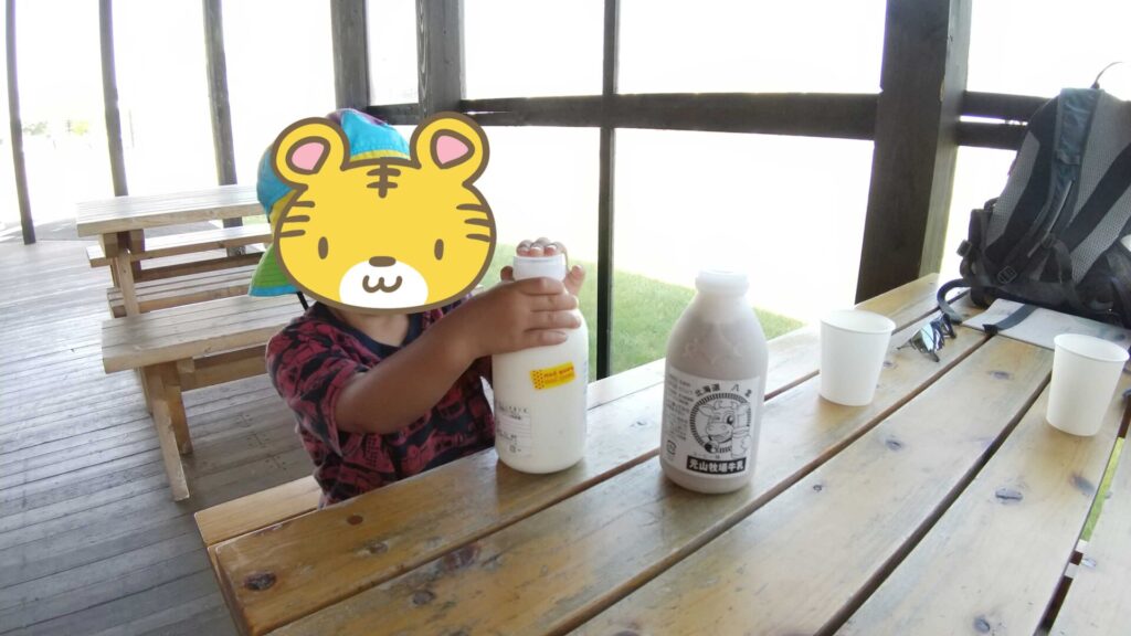 八雲町情報交流物産館丘の駅で買った牛乳とコーヒー牛乳